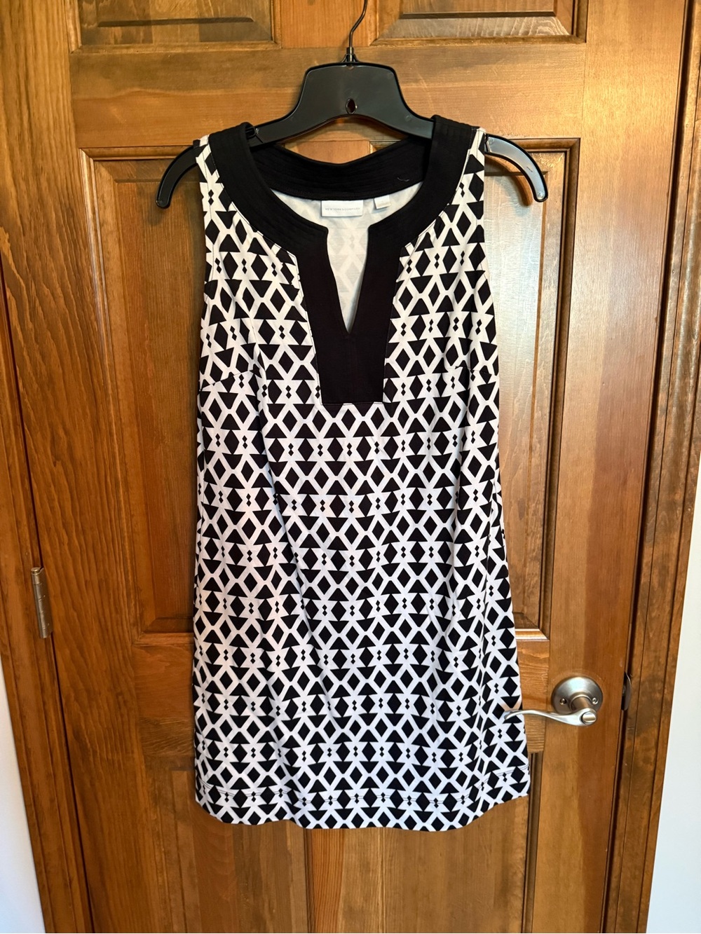 New York & Company Black and White Geometric Sleeveless Shift Dress